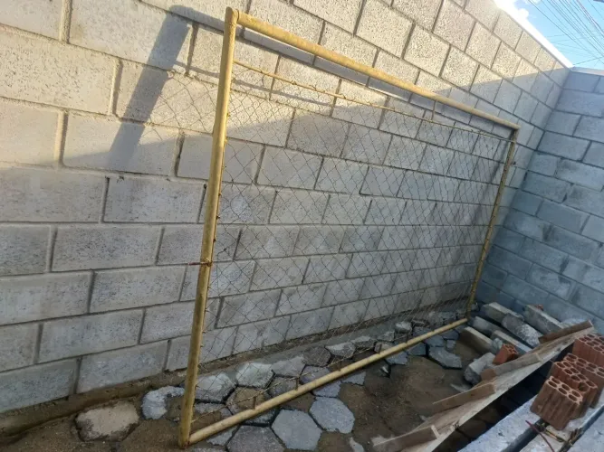 VENDO 2 PORTÕES DE FERRO, 1 de 4.30m de Lar. por 1.90 de alt, outro 3m de lar x 1.85 alt