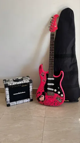 KIT GUITARRA EAGLE EGP10 ROSA RARA + AMPLIFICADOR MACHINTEC MAX 15