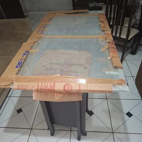 Mesa de vidro com 6 cadeiras
