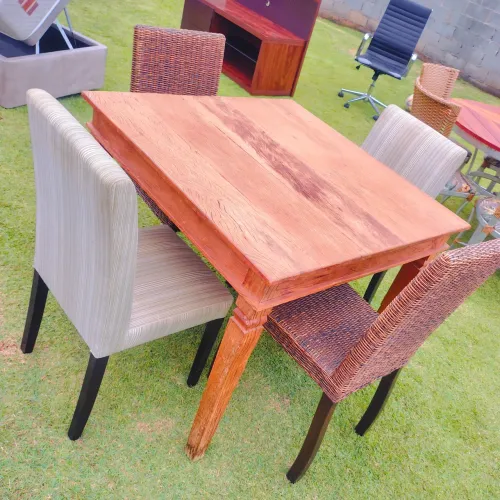 MESA DE JANTAR QUADRADA EM MADEIRA DE DEMOLIÇÃO