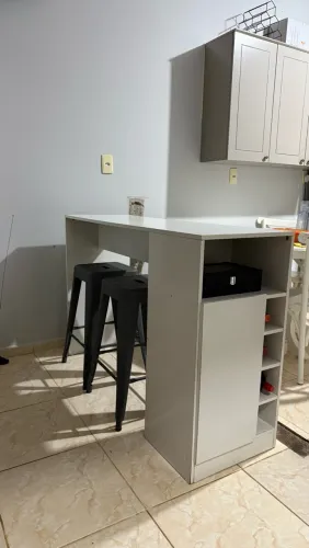 Bancada bar/aparador branco com 2 banquetas altas