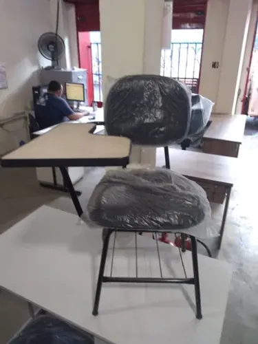 Cadeira Universitária Estofada com porta livros