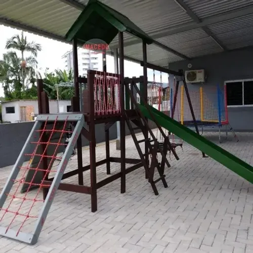 Playground infantil brinquedos em madeira