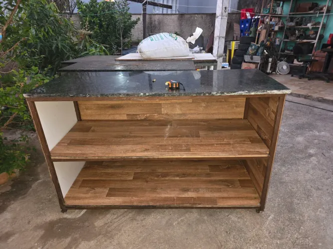 Balcão Comercial com Prateleiras