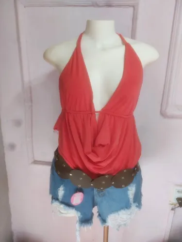 Blusa cropped vermelho com decote em V