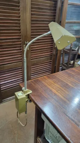 Antiga Luminaria de Prancheta Industrial para Colecionadores - Vintage 