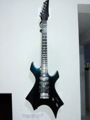 Guitarra Golden Warlock em Mogno com upgrade