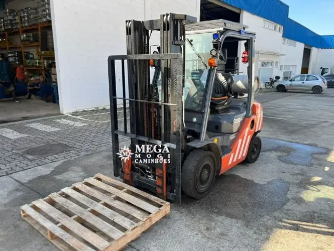 Empilhadeira Toyota 2,5 ton 2017