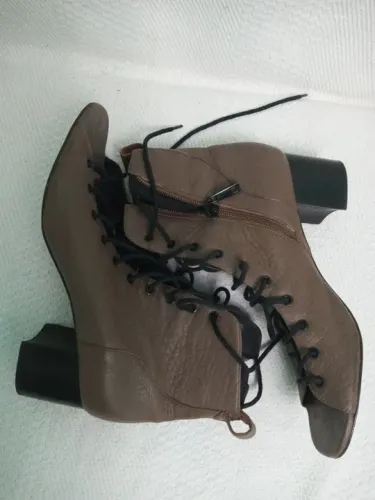 Ankle boot em couro legítimo