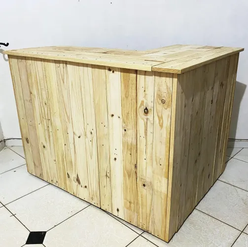 Balcão formado L com duas prateleiras e uma gaveta