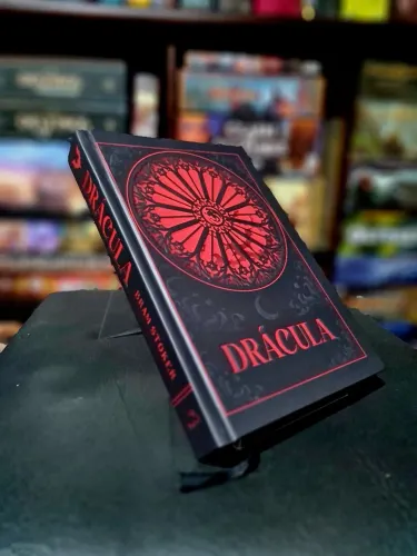 Livro Drácula de Bram Stoker (capa dura)