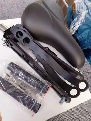 Banco de bicicleta com acessórios para carregar criança 