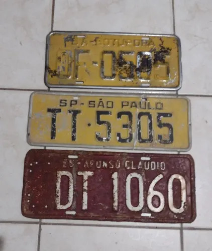 Lote Com 3 placas antigas de veículos - Colecionador