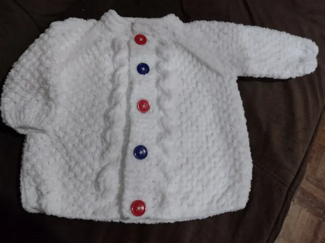 Casaquinho de bebê branco de tricô
