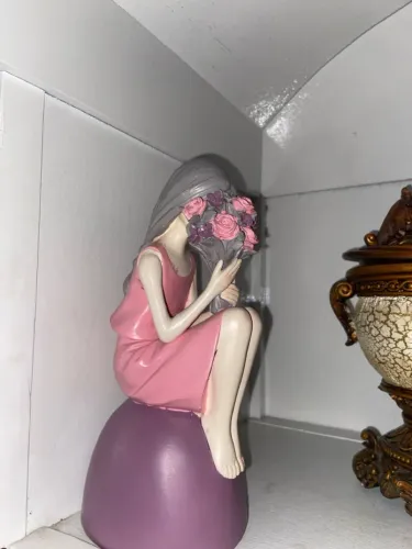1 escultura resina menina de rosa com buquê