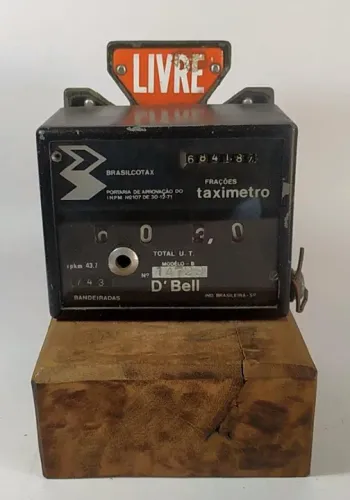 DECORAÇÃO - ANTIGO TAXÍMETRO marca BRASILCOTAX MODELO D`BELL - na Base de Madeira.