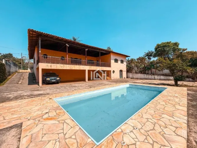 Casa à venda no miolo da Granja Viana