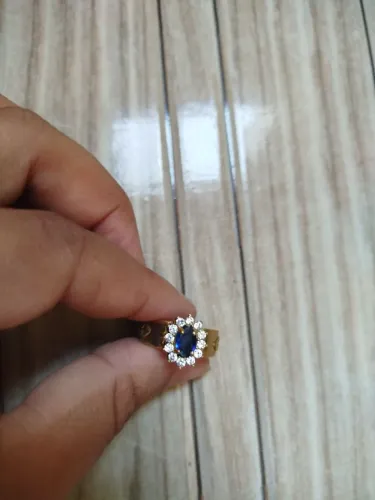 Anel Dourado com Safira e Diamantes