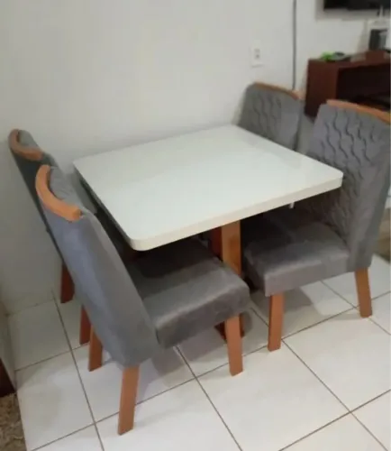 Mesa de jantar quadrada com 4 cadeiras estofadas