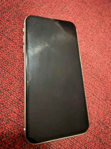 iphone 11, acompanha carregador e capinha.