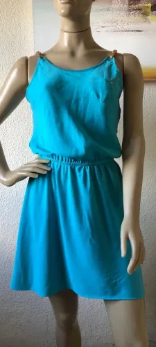 vestido com alça tipo "courinho"