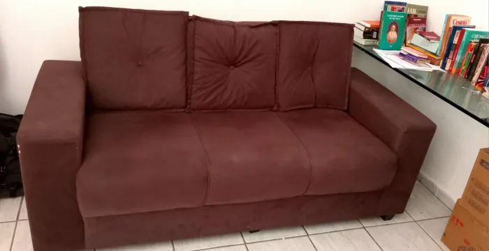 Sofá 3 lugares marrom. Aceito troca 