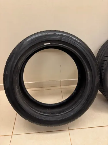 Pneus 235/45 R19