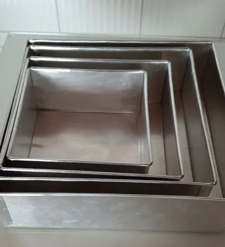 Forma com fundo removível com 4 peças por 150 reais.