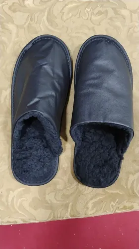 Chinelos de couro forrados com lã