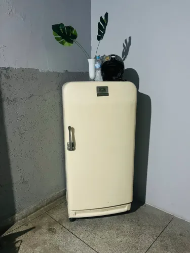Geladeira vintage marca frigidaire original sem o motor
