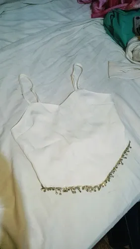 Blusa branca com brilhos pendurado 