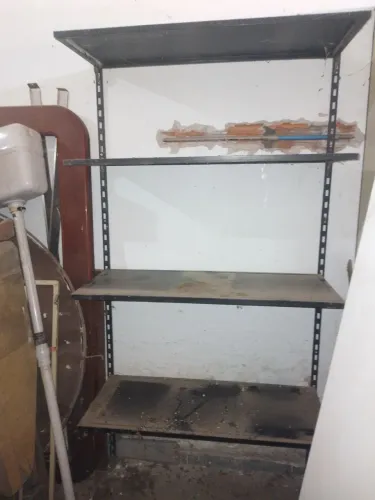 Vendo esta estante de aço p.fixar na parede com 4 prateleiras.