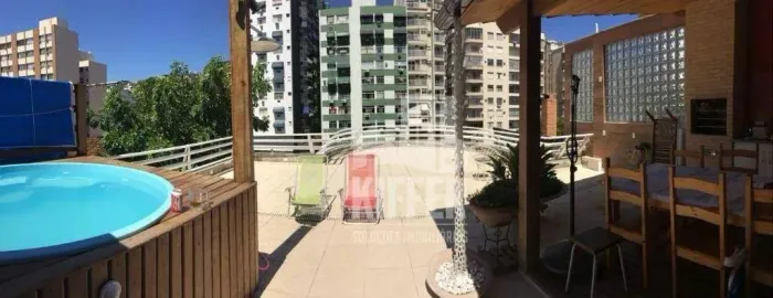Casa à venda em Icaraí com piscina, deck e 3 andares