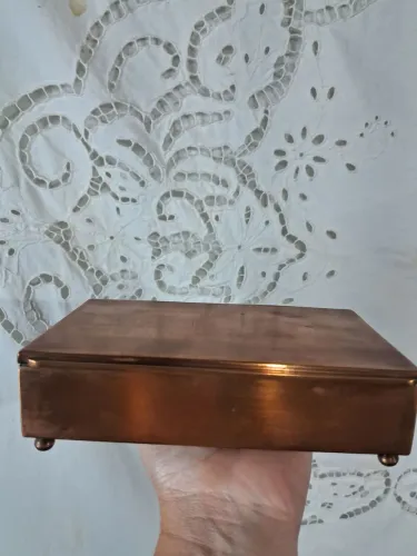 Caixa Decorativa Antiga em Metal dourado e Madeira