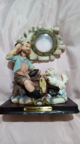Estatueta resina de geppetto trabalhando no sapato e cão do lado.Inclui pq espaço pra foto