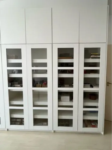 Armário de Parede Branco com Portas de Vidro
