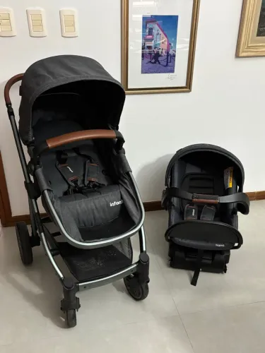 Carrinho de Bebê Infanti com Bebê Conforto