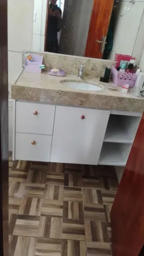 Armário de banheiro branco com gaveta e prateleira