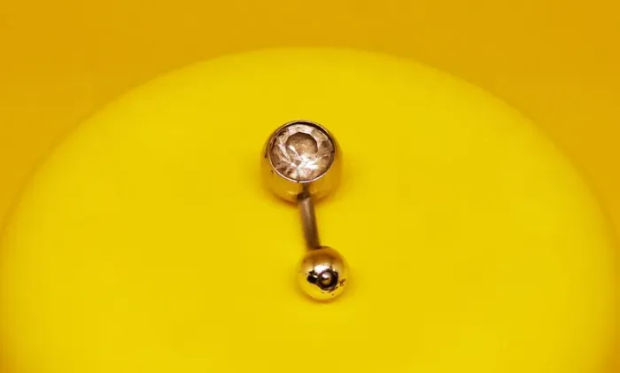 Piercing Curvado para Umbigo - Esfera com Pedra Brilhante