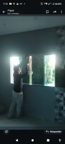 Aplicação de insulfilme fumê em janelas e portas de vidro