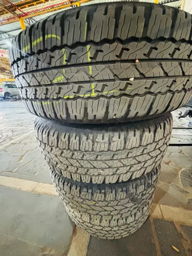 Rodas 17 original Hilux com pneus bons