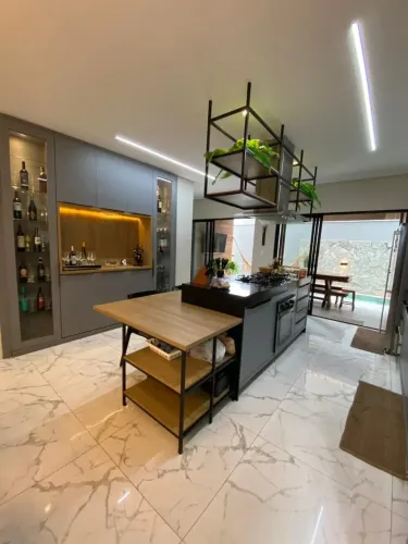 Luxo e Sofisticação! Casa Condomínio Fechado 05 Quartos sendo 4 Suítes. Porteira Fechada!