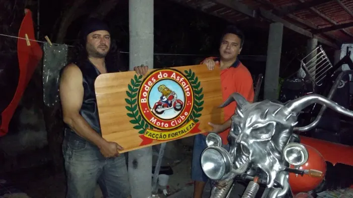 Placas entalhadas artesanalmente