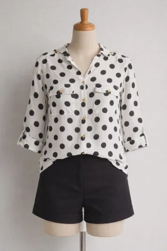 Camisa de poá com botões dourados