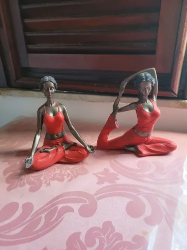 Dupla de bonecas estátuas bibelôs de mesa yoga em resina