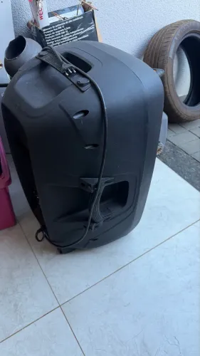 Caixa de som acústica ativa bi-amplificada de 15" e 200W RMS
