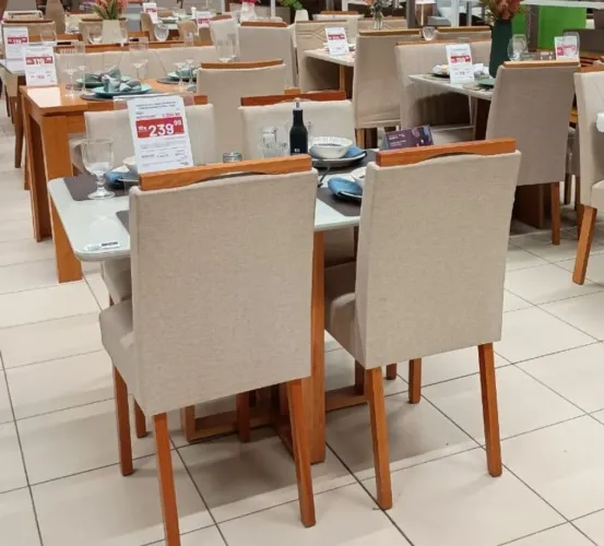 Conjunto de sala novo na cx (mesa , com 4 cadeiras)