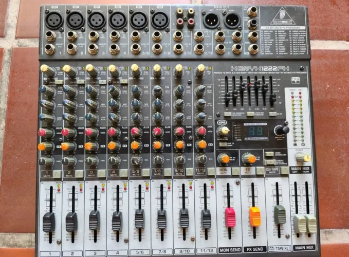 Mesa de som Behringer Xenix 1222 FX