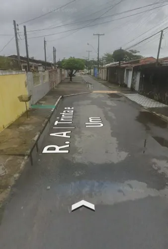Casa a venda com 3 quartos, sendo 1 suíte com 30m², cozinha ampla, garagem para 3 carros.