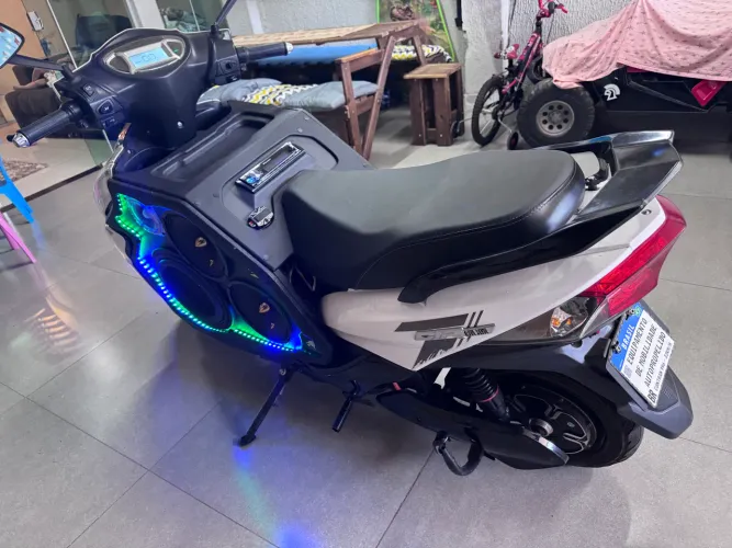 Moto com Som Automotivo 